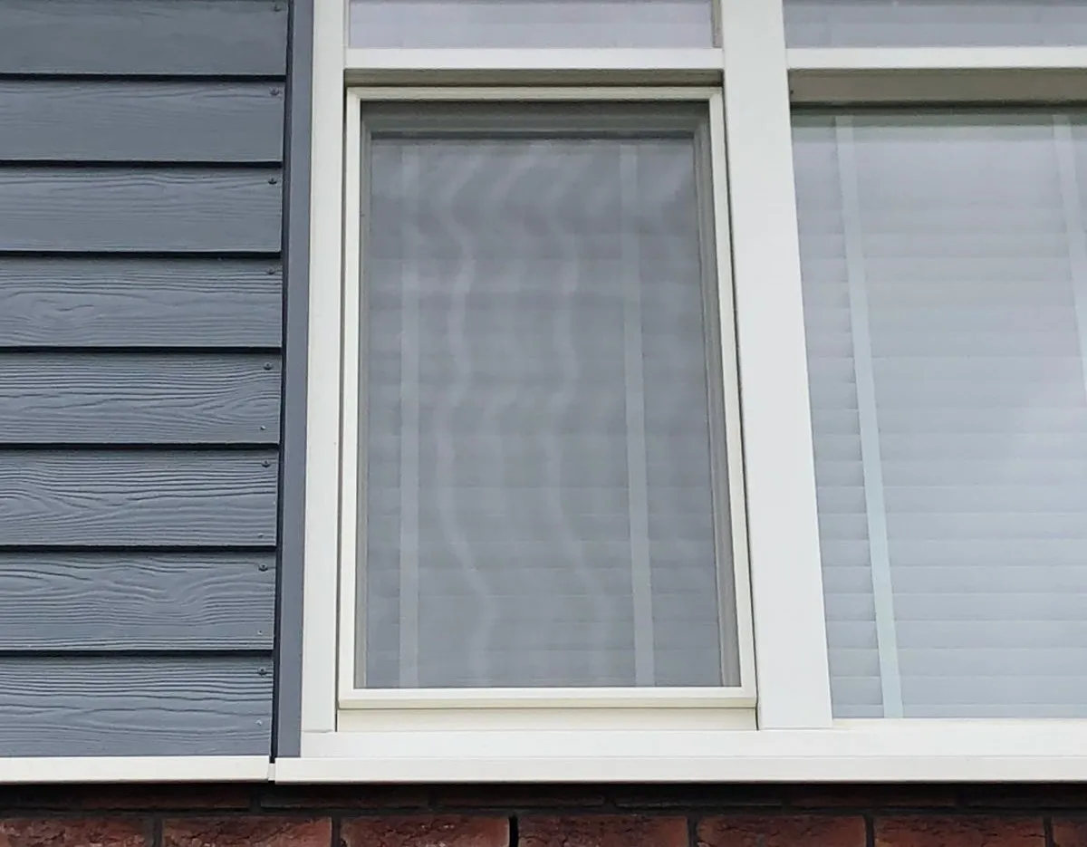 Inzethor op maat geplaatst in raamkozijn — insectenvrij ventileren