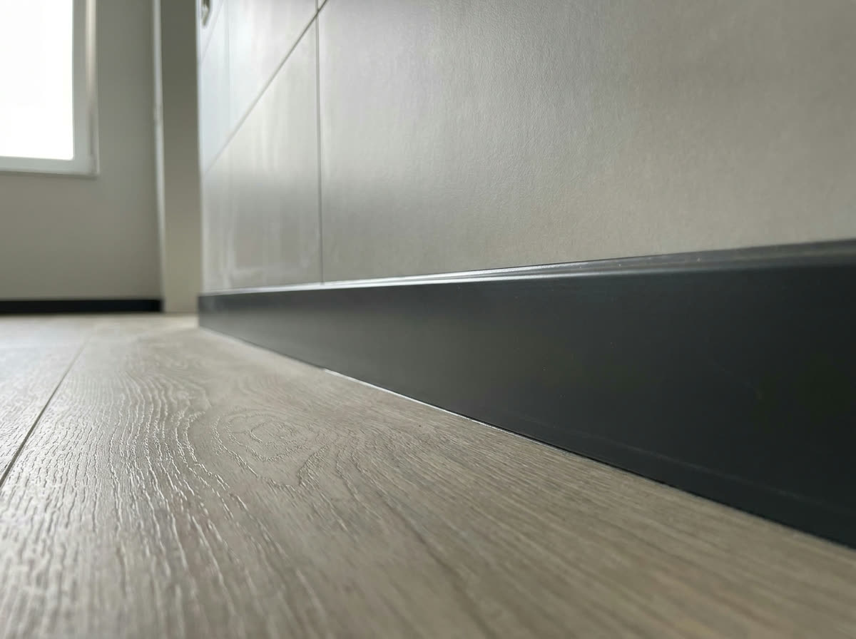 PVC plint (vochtbestendig) — incl. plaatsen